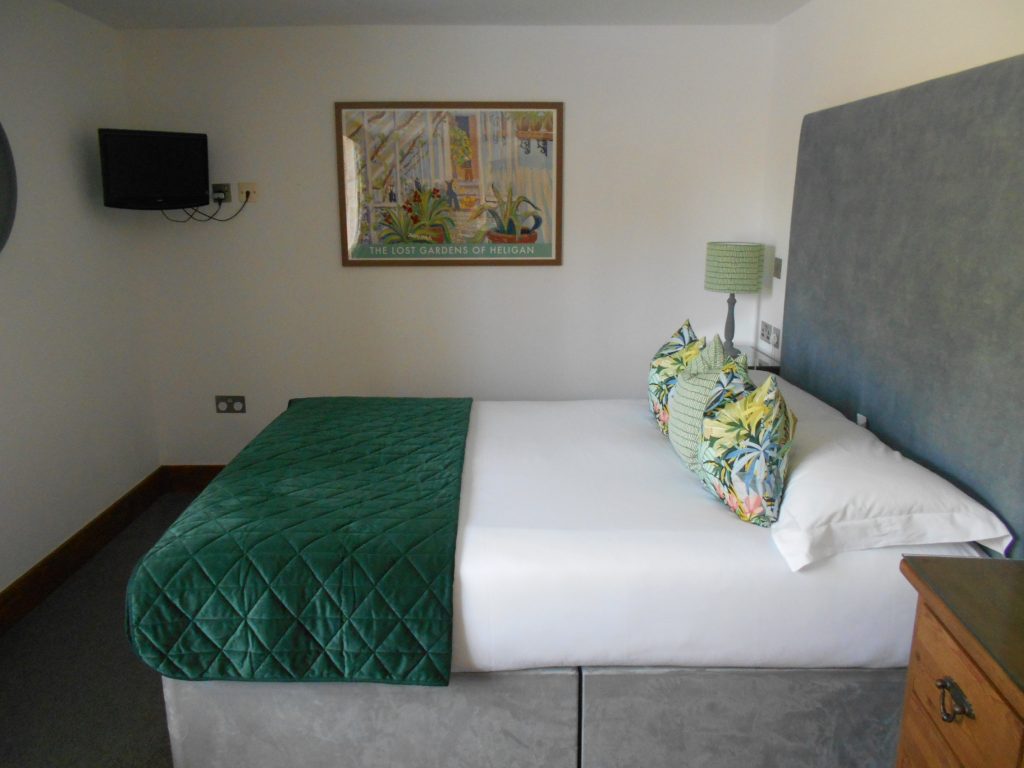 Merlin Farm Cottages Mawgan Porth Main Bedroom